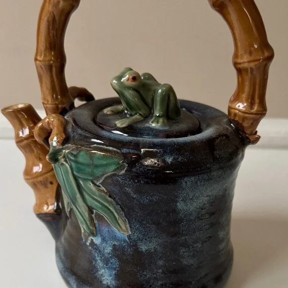Ceramic Teapot with Frog and Leaf Design & 2 cans of The Republic of Tea - Picture 2 of 16